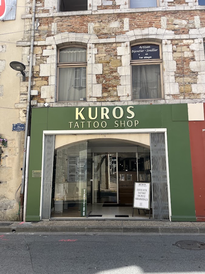 Vitrine de Kuros Tattoo Shop, rue de l’Évêché à Dax